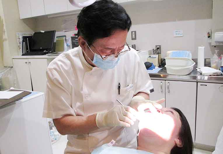 海外の大学研修や歯周病科大学院を卒業した専門的知識と高い技術を備えた歯科医が担当します